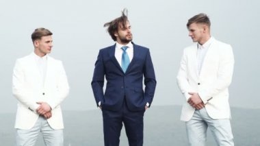 Yakışıklı korumaları. İki korumaları işadamı korumak. Mafya suç adam. Borçlular. Grup erkekler ya da gangsterler elbiseli.