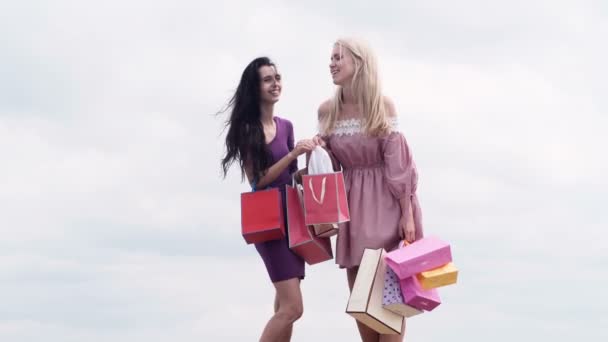 Sección Media Pareja Con Bolsas Compras Ciudad Vamos Compras Joven — Vídeo de stock