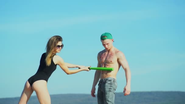 Muscle Homme Fort Une Fille Avec Une Batte Baseball Homme — Video