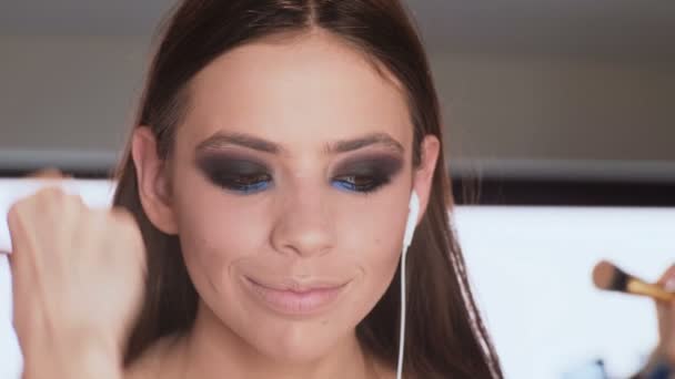 Maquiagem Artista Aplicando Batom Brilhante Nos Lábios Modelo Maquiagem Artista — Vídeo de Stock