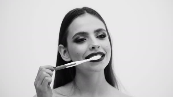 歯ブラシを持つ美しい少女 歯を磨きます 彼女の歯を磨く女性のクローズ アップ 歯ブラシで歯をクリーニング幸せな女の肖像 — ストック動画