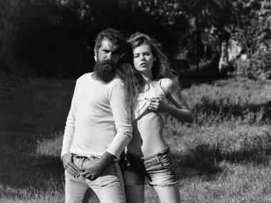 Yeşil çimenlerin üzerinde seksi genç Çift