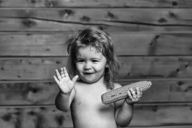 sarı mısır yeme komik küçük çocuk çocuk