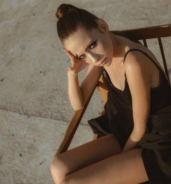 Makyaj yumuşak deri efendim sandalyede ayna adlı kadınla için. Son saatlerinde yanında bulunanlar ve Cilt Bakımı, Kuaför kozmetik. Güzellik ve moda kız. Moda şık kız, makyaj trendi görünümünü. Saç modeli, kadınla bak.