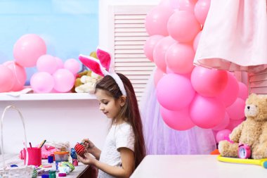 Mutlu Paskalya küçük kız boya yumurta ile.