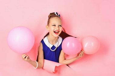 Doğum günü, mutluluk, çocukluk, bak. Küçük kız çocuk Parti balonları, kutlama. Küçük kız saç modeli ile balon tutun. Balonlarla doğum gününde evlat. Güzellik ve moda, punchy pastel.