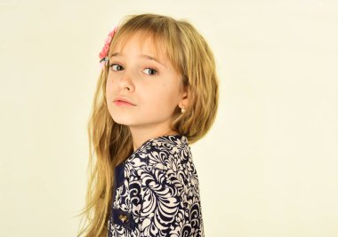 Beyaz arka plan üzerinde izole güzel yüzü şık kızla. Sarı saçlı şık kız