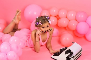 eski daktiloda yazmaya yazar.