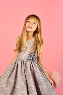 Pembe bir arka plan, güzellik moda modeli. moda ve güzellik