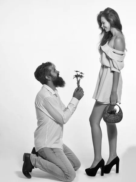 Jovem casal faz proposta com flores isoladas — Fotografia de Stock