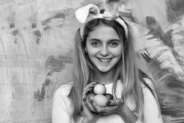 カラフルな塗装卵バニーの耳で幸せなイースターの女の子 — ストック写真