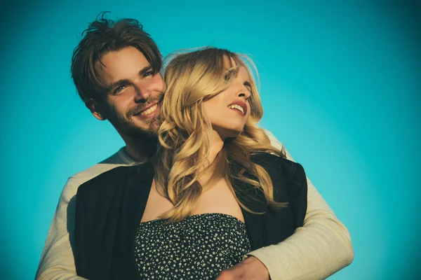 Çift mavi gökyüzü arka plan üzerinde aşık.