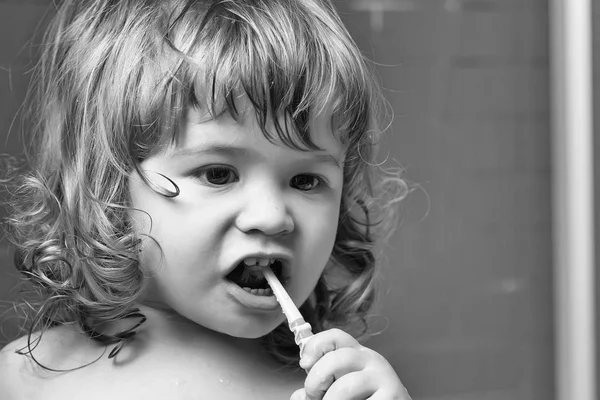 Pojke med tänderna pensel — Stockfoto
