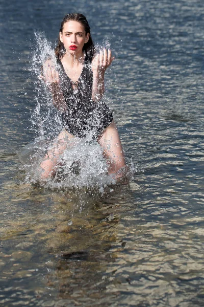 水の中の赤い唇を持つ若い女性. — ストック写真