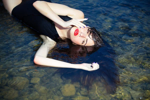 Mujer nadar en la playa, la naturaleza, chica mojada con el pelo largo . —  Fotos de Stock