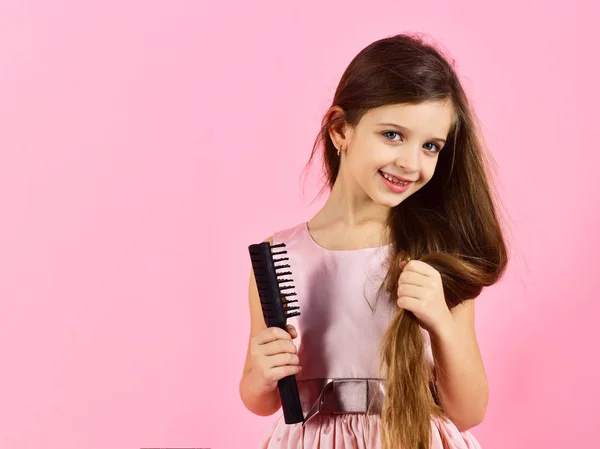 長い巻き毛を持つ小さな少女の肖像画 — ストック写真