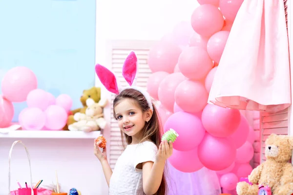 Daughter painting eggs. — Stock Photo, Image