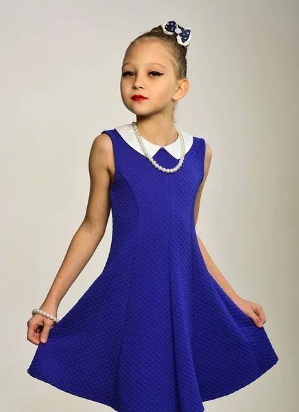 Fashion and beauty in childhood. Retro girl, fashion model, beauty. Retro look, hairdresser, makeup, pin up. Child girl in stylish glamour elegant dress. Little girl in vintage dress, prom. — Stock Photo, Image