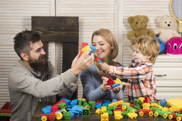 Joven juego familiar con bloques de construcción . — Foto de Stock