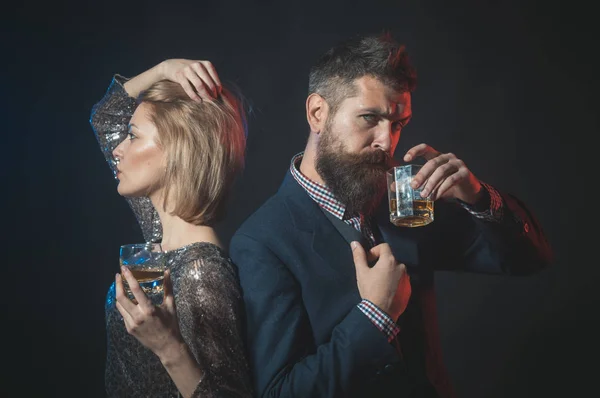 Pareja de pie espalda con espalda con gafas de vino . —  Fotos de Stock