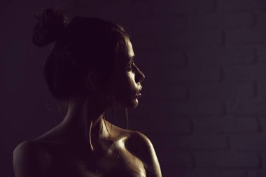 Saç topuz ve yağlı veya ıslak cilt güzel kızla