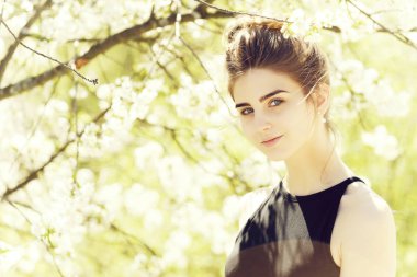 çiçek çiçek açması kızla genç yüzü beyaz arasında poz