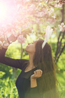 Bahar sakura çiçekli kız tavşan kulaklara