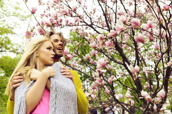 Verliebtes Paar in Frühlingsmagnolienblüten — Stockfoto