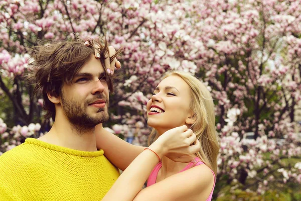 Hermosa pareja romántica bajo floreciente árbol de magnolia en primavera —  Fotos de Stock