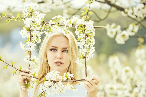 Voorjaar bloem in cherry tuin met mooi jong meisje — Stockfoto