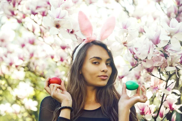 Flor magnolia flores y mujer en conejito orejas de Pascua — Foto de Stock