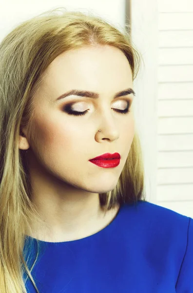 Flicka med slutna ögon, röda läppar och professionell makeup — Stockfoto