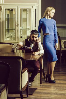 Kız şarap dökme hipster ayakta