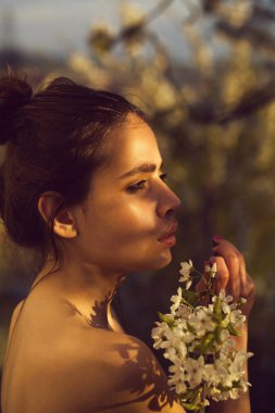 Bahar çiçeği, kadın çıplak omuz ile