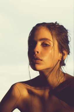 genç, yağlı veya ıslak, sağlıklı yüz cildi kadınla