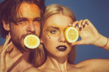 iki adam ve kız makyaj ile limon