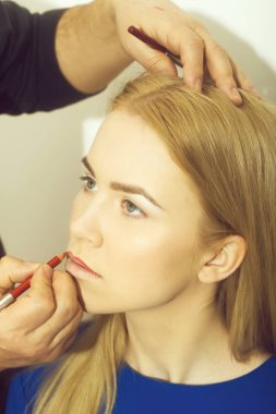 Kırmızı kalem kadın dudaklarından uygulama visagiste