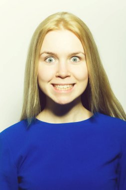 Mutlu yüz beyaz dişler ile gülümseyen kadın