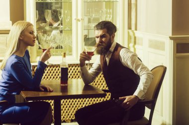 Kadın ve adam martini gözlük içme