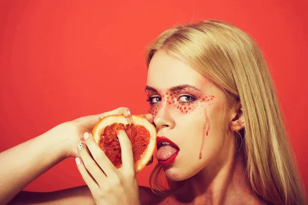 Mädchen mit kreativen modischen Make-up halten Grapefruit, Vitamin — Stockfoto