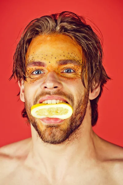 創造的なファッショナブルな化粧ホールド レモンを持つ男ビタミン — ストック写真