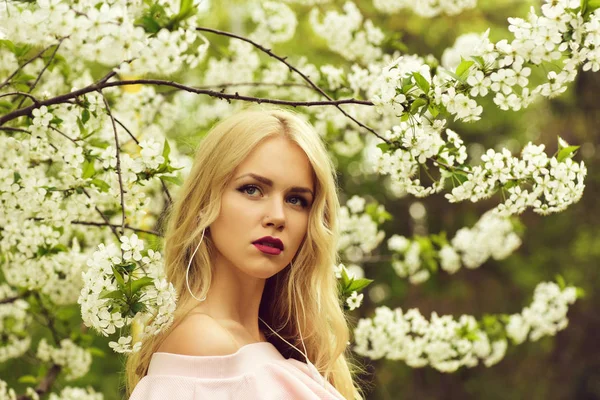 Árbol en flor de primavera, cerezo con flores blancas y wom bonita — Foto de Stock