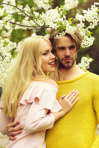 Lány, és a srác, a tavaszi cseresznye virágok szerelmes pár — Stock Fotó