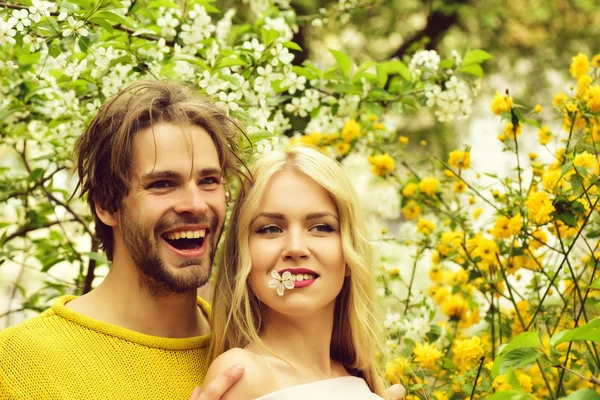 Felice coppia innamorata in primavera fiori di ciliegio — Foto Stock