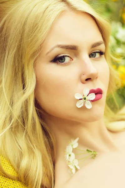 Ung vacker kvinna porträtt, flicka våren med körsbär blo — Stockfoto