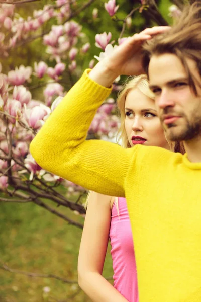 Casal romântico apaixonado no jardim da primavera na magnólia florescente — Fotografia de Stock