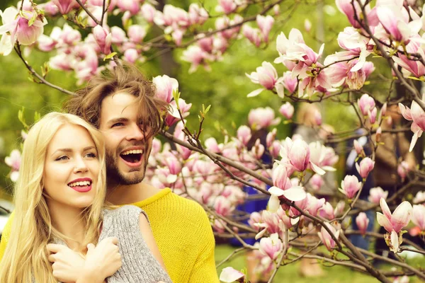 Mann und Frau, verliebtes Paar in Frühlingsmagnolienblüten — Stockfoto