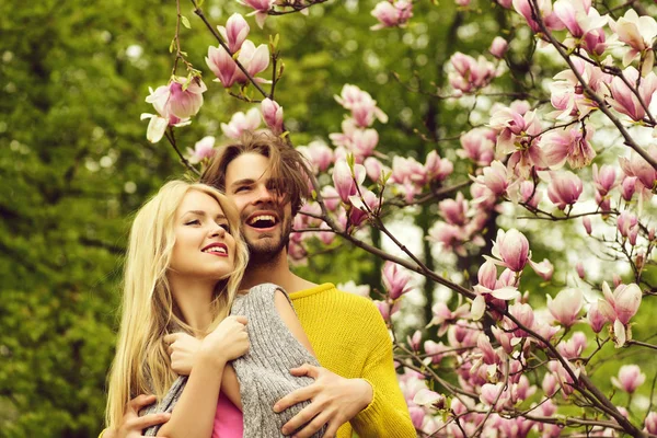 Romantikus pár a szerelem a tavaszi kert virágzó magnólia — Stock Fotó