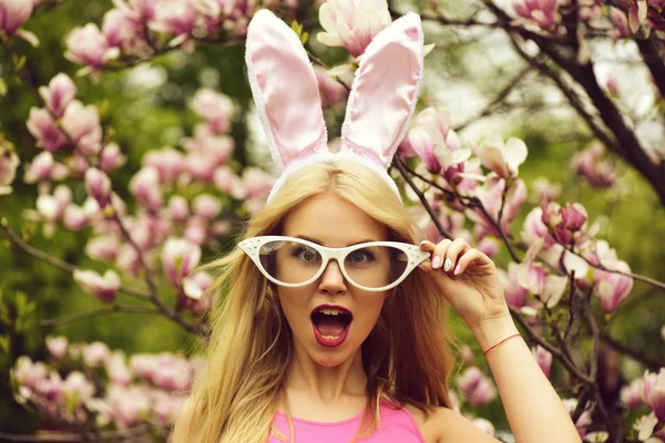 Chica con gafas divertidas, orejas de conejo y boca abierta —  Fotos de Stock