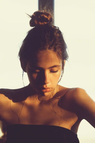 Menina com pão e pele oleosa ou molhada do rosto — Fotografia de Stock